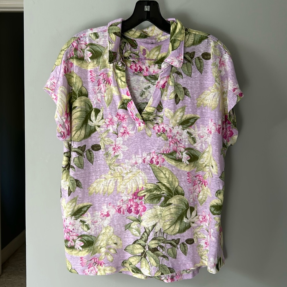 Tommy Bahama linen knit short sleeve print top. Size M
